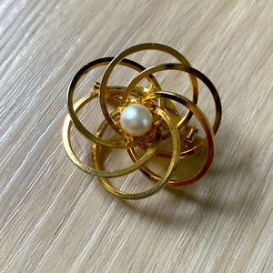 Vintage 1980’s Spirograph gold tone faux pearl brooch